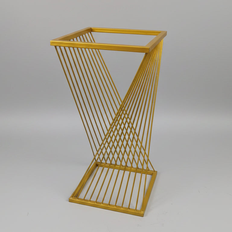 ALQUILER MESA METALICA CUADRADA DE TIRAS DORADAS
